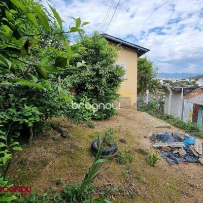 Casa com 55m², 2 quartos, 4 garagens, no bairro São Luiz em São José