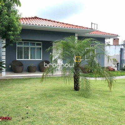 Casa com 320m², no bairro Canasvieiras em Florianópolis