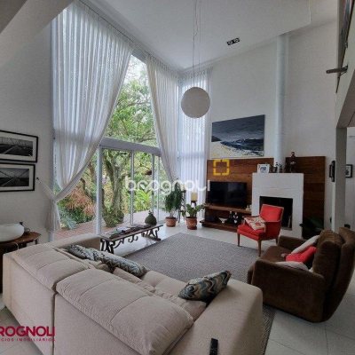 Casa com 300m², 3 quartos (sendo 2 suítes), 2 garagens, no bairro Sambaqui em Florianópolis