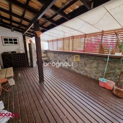 Casa com 300m², 3 quartos (sendo 2 suítes), 2 garagens, no bairro Sambaqui em Florianópolis