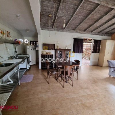 Casa com 300m², 3 quartos (sendo 2 suítes), 2 garagens, no bairro Sambaqui em Florianópolis