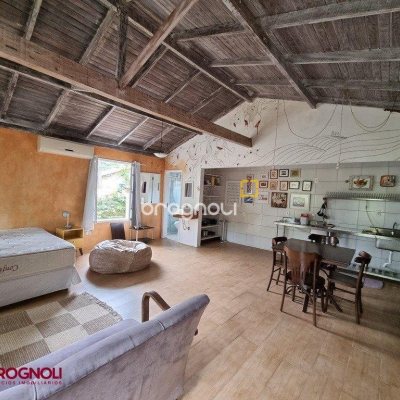 Casa com 300m², 3 quartos (sendo 2 suítes), 2 garagens, no bairro Sambaqui em Florianópolis