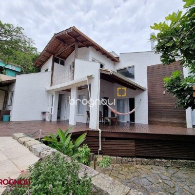 Casa com 300m², 3 quartos (sendo 2 suítes), 2 garagens, no bairro Sambaqui em Florianópolis