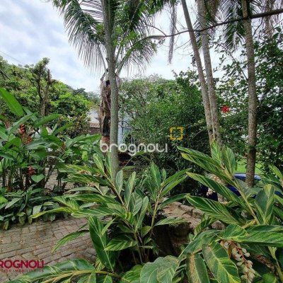 Casa com 300m², 3 quartos (sendo 2 suítes), 2 garagens, no bairro Sambaqui em Florianópolis