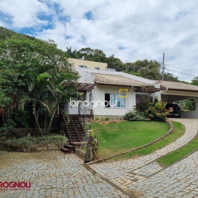 Casa com 300m², 3 quartos (sendo 2 suítes), 2 garagens, no bairro Sambaqui em Florianópolis