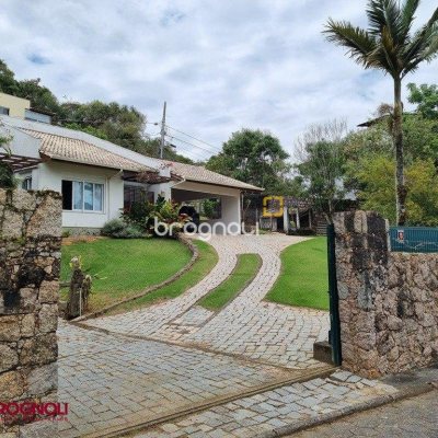 Casa com 300m², 3 quartos (sendo 2 suítes), 2 garagens, no bairro Sambaqui em Florianópolis