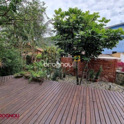Casa com 300m², 3 quartos (sendo 2 suítes), 2 garagens, no bairro Sambaqui em Florianópolis