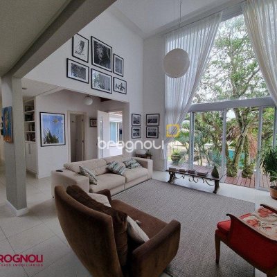 Casa com 300m², 3 quartos (sendo 2 suítes), 2 garagens, no bairro Sambaqui em Florianópolis