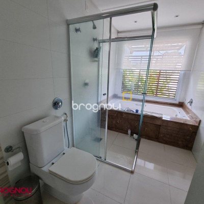 Casa com 300m², 3 quartos (sendo 2 suítes), 2 garagens, no bairro Sambaqui em Florianópolis