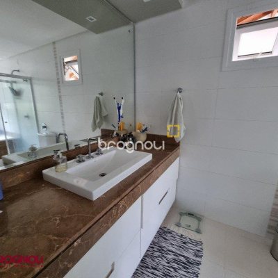 Casa com 300m², 3 quartos (sendo 2 suítes), 2 garagens, no bairro Sambaqui em Florianópolis