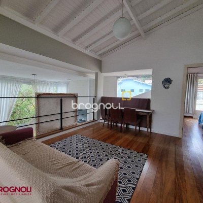 Casa com 300m², 3 quartos (sendo 2 suítes), 2 garagens, no bairro Sambaqui em Florianópolis