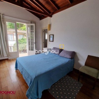 Casa com 300m², 3 quartos (sendo 2 suítes), 2 garagens, no bairro Sambaqui em Florianópolis