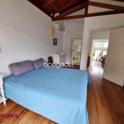 Casa com 300m², 3 quartos (sendo 2 suítes), 2 garagens, no bairro Sambaqui em Florianópolis