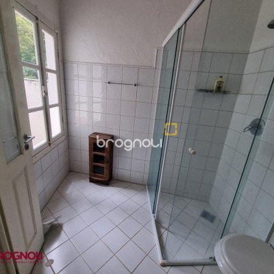 Casa com 300m², 3 quartos (sendo 2 suítes), 2 garagens, no bairro Sambaqui em Florianópolis