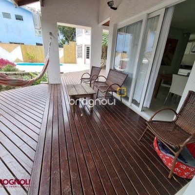 Casa com 300m², 3 quartos (sendo 2 suítes), 2 garagens, no bairro Sambaqui em Florianópolis