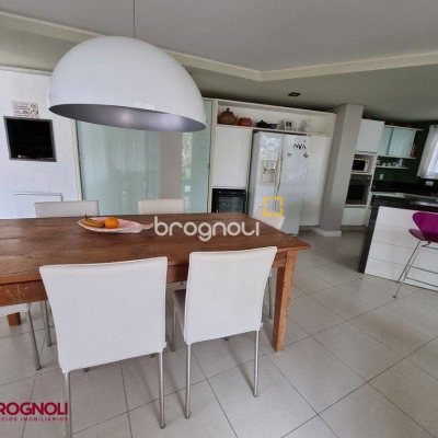 Casa com 300m², 3 quartos (sendo 2 suítes), 2 garagens, no bairro Sambaqui em Florianópolis
