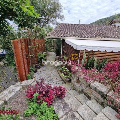 Casa com 300m², 3 quartos (sendo 2 suítes), 2 garagens, no bairro Sambaqui em Florianópolis
