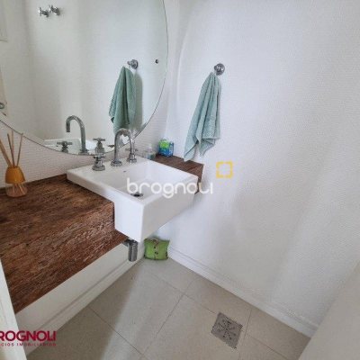 Casa com 300m², 3 quartos (sendo 2 suítes), 2 garagens, no bairro Sambaqui em Florianópolis