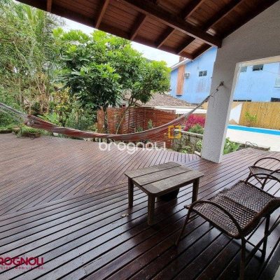 Casa com 300m², 3 quartos (sendo 2 suítes), 2 garagens, no bairro Sambaqui em Florianópolis