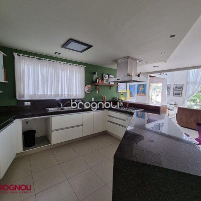 Casa com 300m², 3 quartos (sendo 2 suítes), 2 garagens, no bairro Sambaqui em Florianópolis