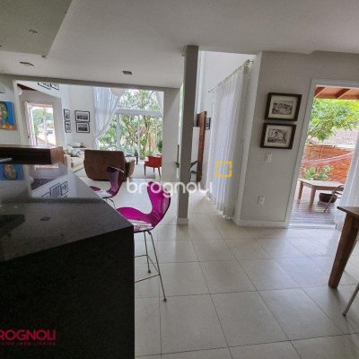 Casa com 300m², 3 quartos (sendo 2 suítes), 2 garagens, no bairro Sambaqui em Florianópolis
