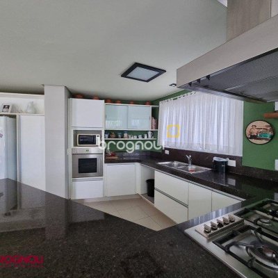 Casa com 300m², 3 quartos (sendo 2 suítes), 2 garagens, no bairro Sambaqui em Florianópolis