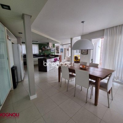 Casa com 300m², 3 quartos (sendo 2 suítes), 2 garagens, no bairro Sambaqui em Florianópolis