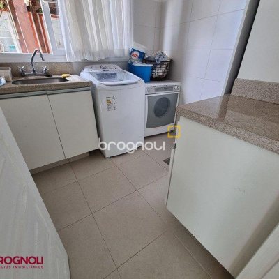 Casa com 300m², 3 quartos (sendo 2 suítes), 2 garagens, no bairro Sambaqui em Florianópolis