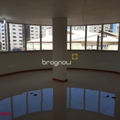 Prédio com 600m², 8 garagens, no bairro Centro em Florianópolis