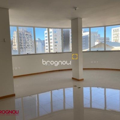 Prédio com 600m², 8 garagens, no bairro Centro em Florianópolis