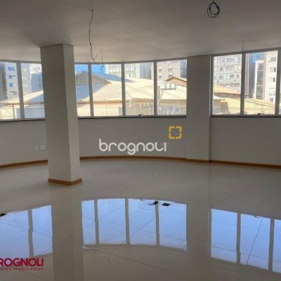 Prédio com 600m², 8 garagens, no bairro Centro em Florianópolis