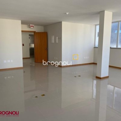 Prédio com 600m², 8 garagens, no bairro Centro em Florianópolis