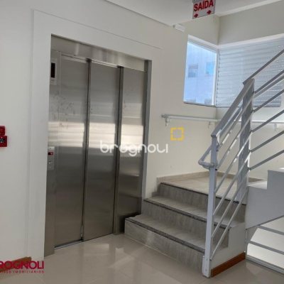 Prédio com 600m², 8 garagens, no bairro Centro em Florianópolis