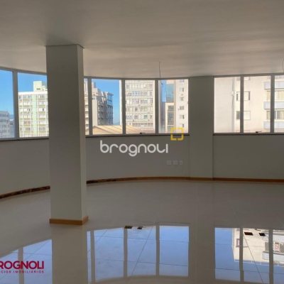 Prédio com 600m², 8 garagens, no bairro Centro em Florianópolis