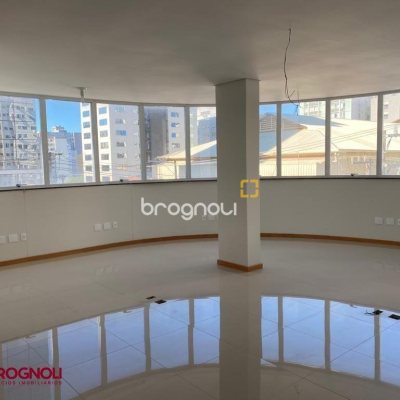 Prédio com 600m², 8 garagens, no bairro Centro em Florianópolis