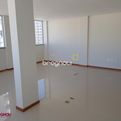 Prédio com 600m², 8 garagens, no bairro Centro em Florianópolis
