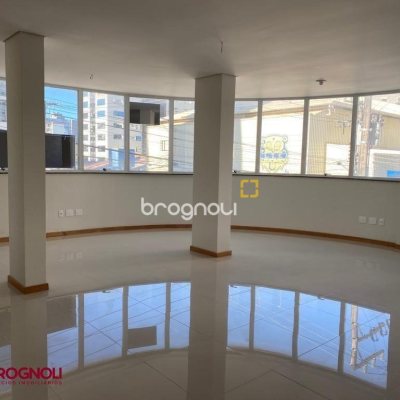 Prédio com 600m², 8 garagens, no bairro Centro em Florianópolis