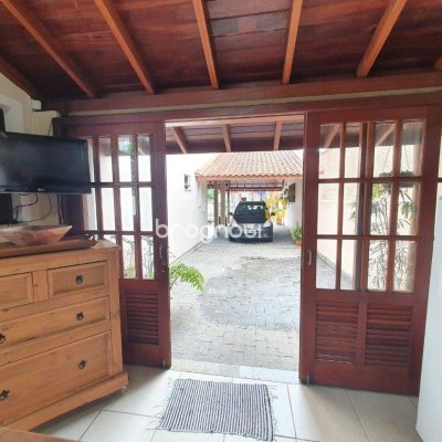 Casa com 370m², 4 quartos (sendo 1 suíte), 2 garagens, no bairro Carianos em Florianópolis