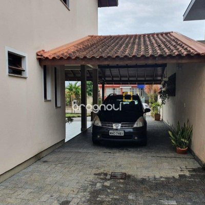 Casa com 370m², 4 quartos (sendo 1 suíte), 2 garagens, no bairro Carianos em Florianópolis