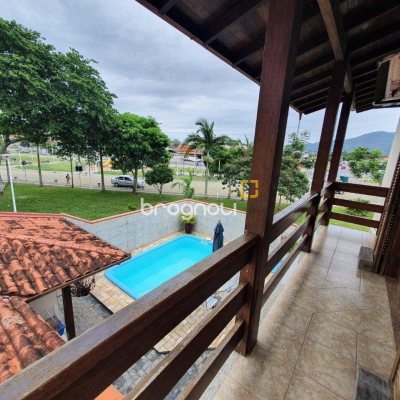 Casa com 370m², 4 quartos (sendo 1 suíte), 2 garagens, no bairro Carianos em Florianópolis