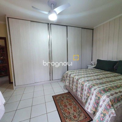 Casa com 370m², 4 quartos (sendo 1 suíte), 2 garagens, no bairro Carianos em Florianópolis
