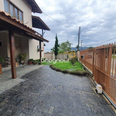 Casa com 370m², 4 quartos (sendo 1 suíte), 2 garagens, no bairro Carianos em Florianópolis
