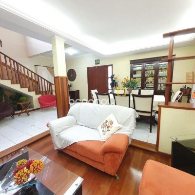 Casa com 370m², 4 quartos (sendo 1 suíte), 2 garagens, no bairro Carianos em Florianópolis