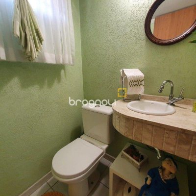 Casa com 370m², 4 quartos (sendo 1 suíte), 2 garagens, no bairro Carianos em Florianópolis