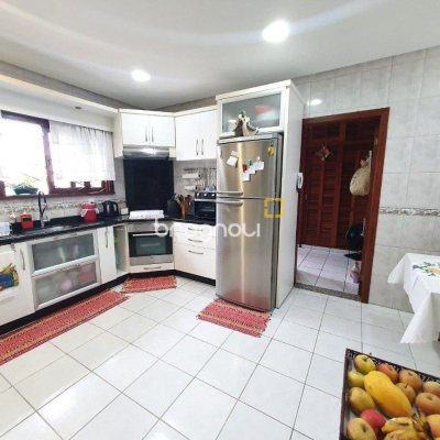Casa com 370m², 4 quartos (sendo 1 suíte), 2 garagens, no bairro Carianos em Florianópolis