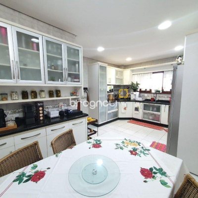 Casa com 370m², 4 quartos (sendo 1 suíte), 2 garagens, no bairro Carianos em Florianópolis