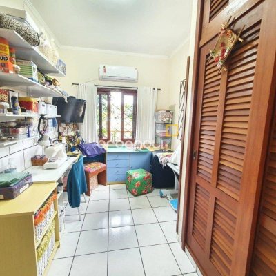 Casa com 370m², 4 quartos (sendo 1 suíte), 2 garagens, no bairro Carianos em Florianópolis