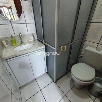Casa com 370m², 4 quartos (sendo 1 suíte), 2 garagens, no bairro Carianos em Florianópolis