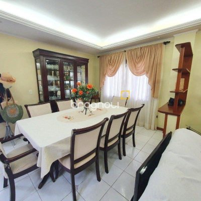 Casa com 370m², 4 quartos (sendo 1 suíte), 2 garagens, no bairro Carianos em Florianópolis