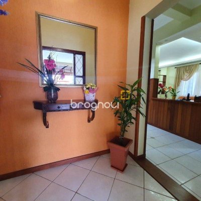 Casa com 370m², 4 quartos (sendo 1 suíte), 2 garagens, no bairro Carianos em Florianópolis